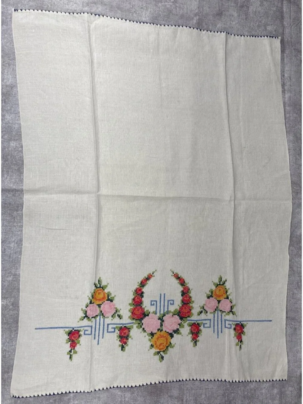 Embroidered Floral Linen Finger Towel Handmade 19" x 14" Delicate Stitching Vtg - Picture 3 of 10